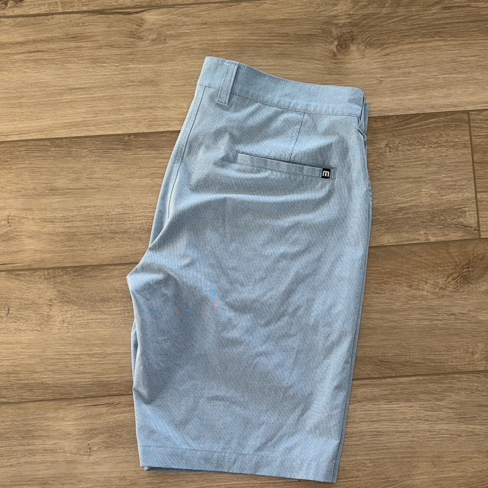 Travis Mathew Sky Blue Flat Front Shorts men’s size 34” performance casual